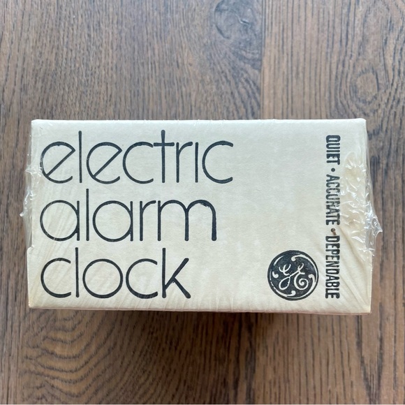 ***SOLD*** BNIB Vitage/Retro GE Electric Alarm Clock - Antique White - Picture 3 of 6